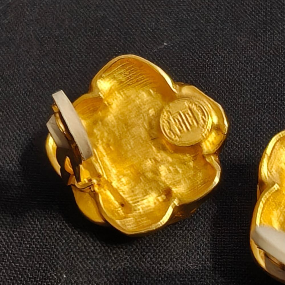 🐢 Vintage Givenchy Golden Floral With Pearl Center Clip On Earrings Rare!! - Picture 8 of 12